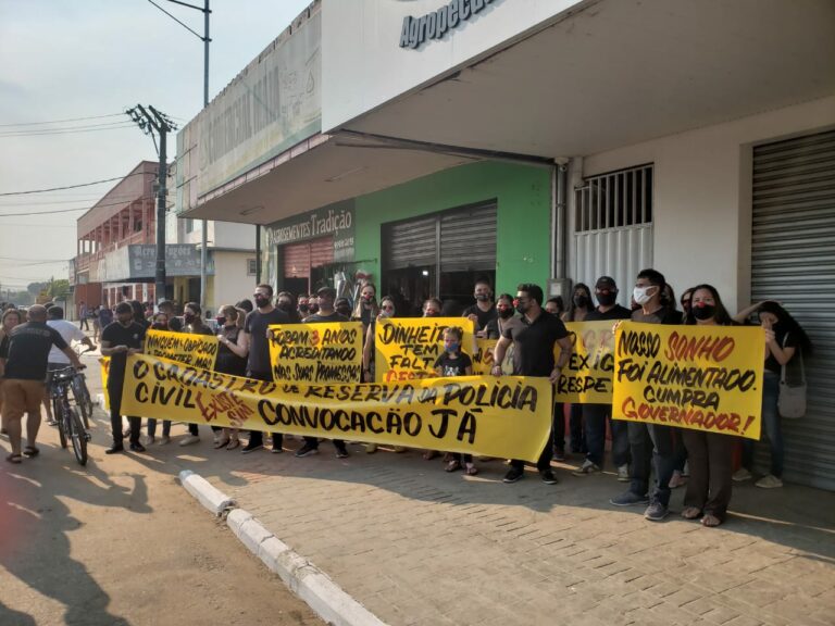 FOTOS: Na festa do 6 de Agosto, cadastro de reserva da Civil protesta por chamamento: “Queremos respeito”
