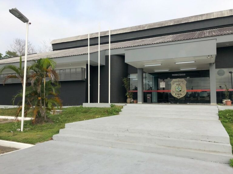 Dois homens são mortos a tiros disparados de dentro de um carro, em Manaus