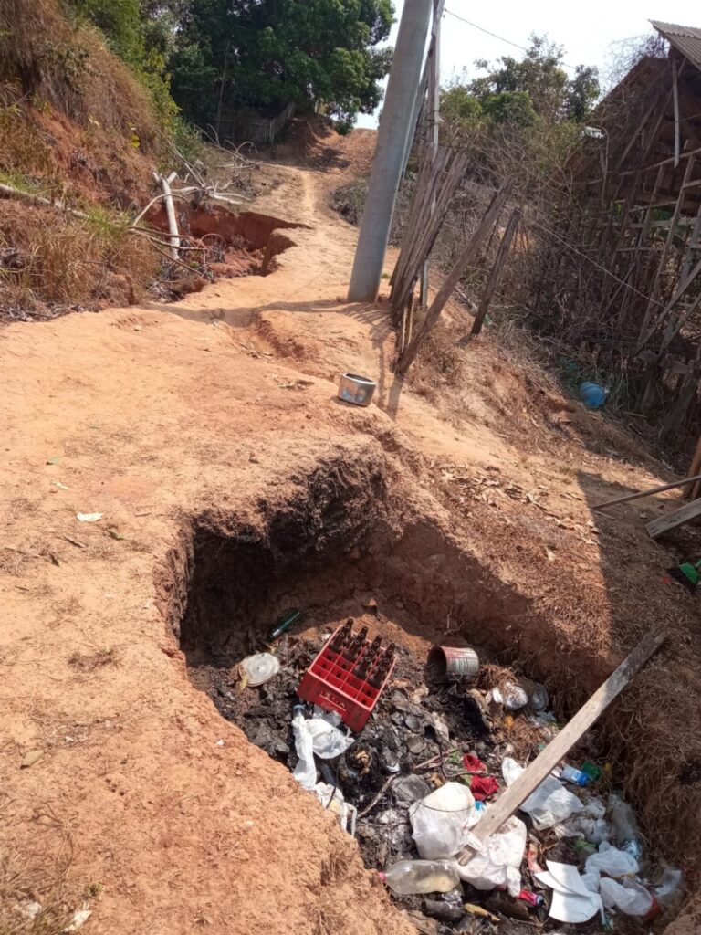 Moradores de bairro em Sena cobram melhorias em rua; cratera é usada como depósito de lixo
