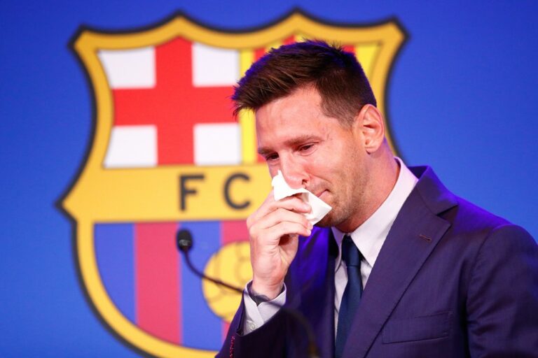Messi é esperado em Paris ainda neste domingo para fazer exames médicos no PSG
