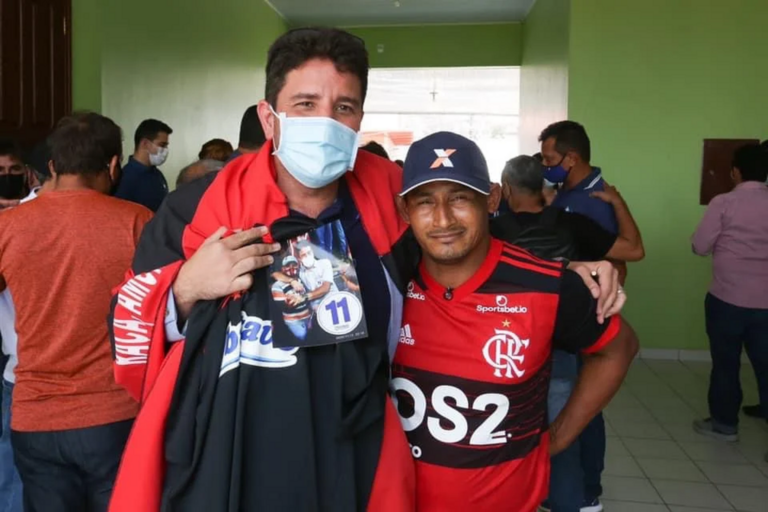 Vídeo: Flamenguista surpreende Gladson com presentes e governador mostra tudo nas redes