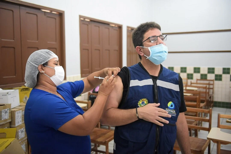 Gladson toma 2ª dose da vacina contra covid e diz que AC tem imunizantes quase vencendo: “Vacinem-se”
