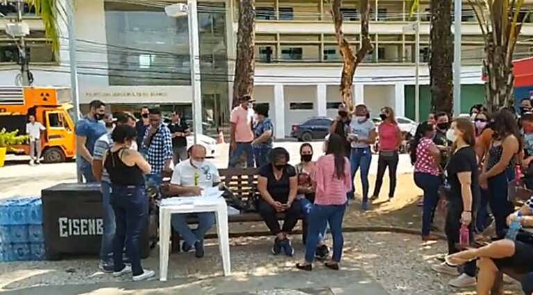 Servidores da Educação fazem manifestação em frente à Prefeitura e ameaçam iniciar greve em setembro