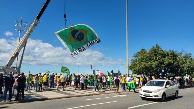 Manifestantes fazem atos a favor de Bolsonaro e do voto impresso nas eleições de 2022