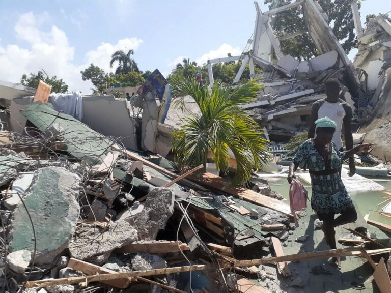 Haitiano fala do desespero de não conseguir contato com 5 pessoas da família após terremoto
