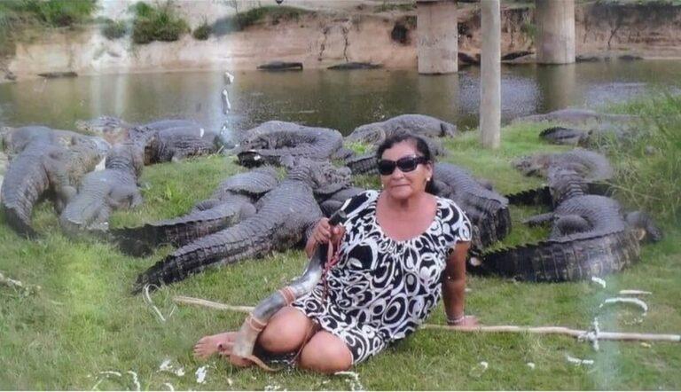 Comerciante que atraía jacarés com berrante morre após acidente doméstico