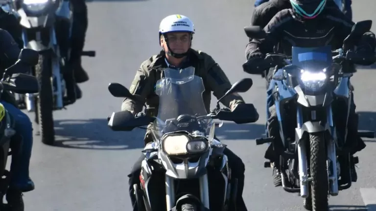 Jair Bolsonaro faz nova motociata em Brasília no Dia dos Pais