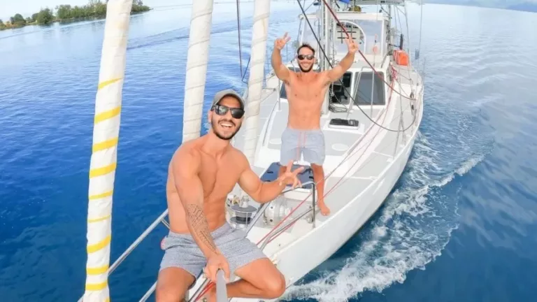 Irmãos brasileiros viajam o mundo em veleiro e acabam “presos” no paraíso