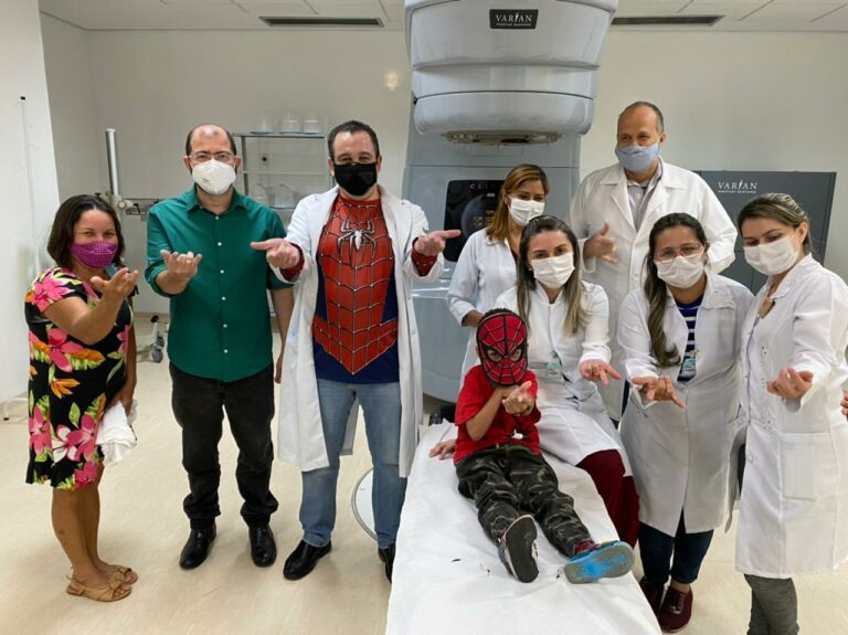 Paciente infantil de radioterapia da Unacon é recebido por equipe vestida de super-herói