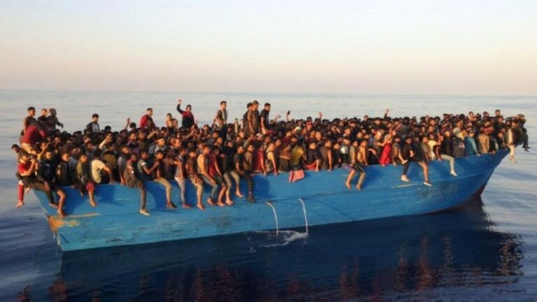 A impactante imagem de 500 migrantes ‘transbordando’ de barco encontrado perto da Itália