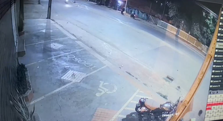 Motociclista desvia veículo que fazia conversão proibida e acaba batendo em muro na Avenida Getúlio Vargas