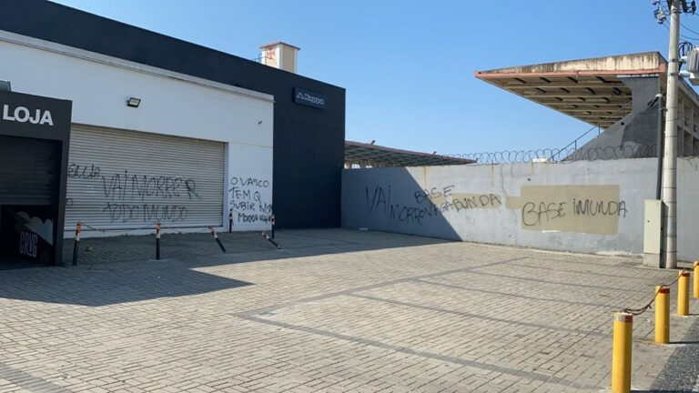 Muro de São Januário amanhece pichado com ameaça após derrota do Vasco: “Vai morrer todo mundo”