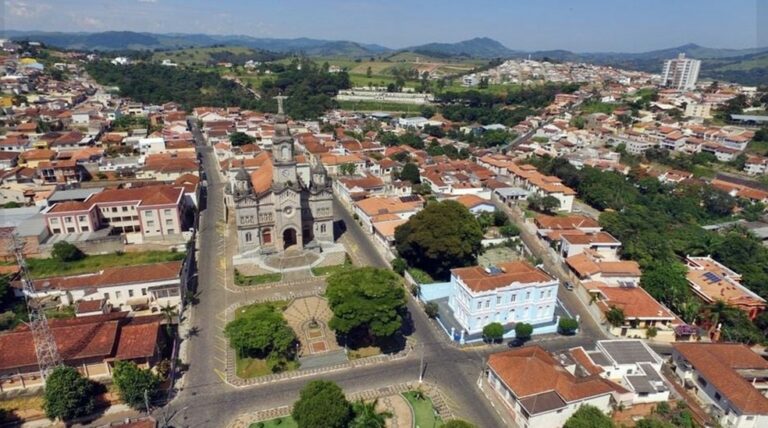Adolescentes morrem após colocar fogo em madeira dentro de quarto para tentar combater frio