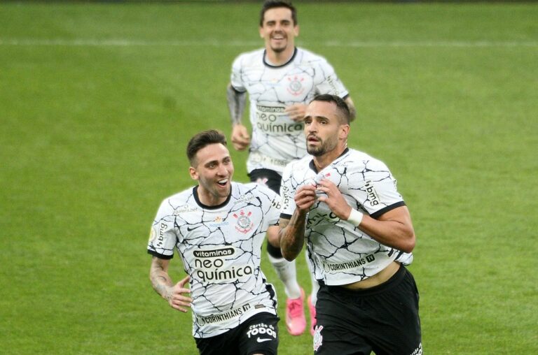 Em seis minutos, Renato Augusto estreia no Corinthians, faz golaço e diz: “A gente se sente garoto”