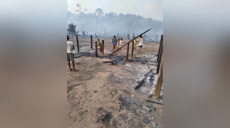 Mulher tem casa incendiada após tocar fogo em roçado