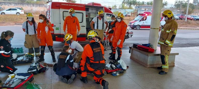 Passageiro de ônibus não desce no final da linha e motorista descobre que ele morreu