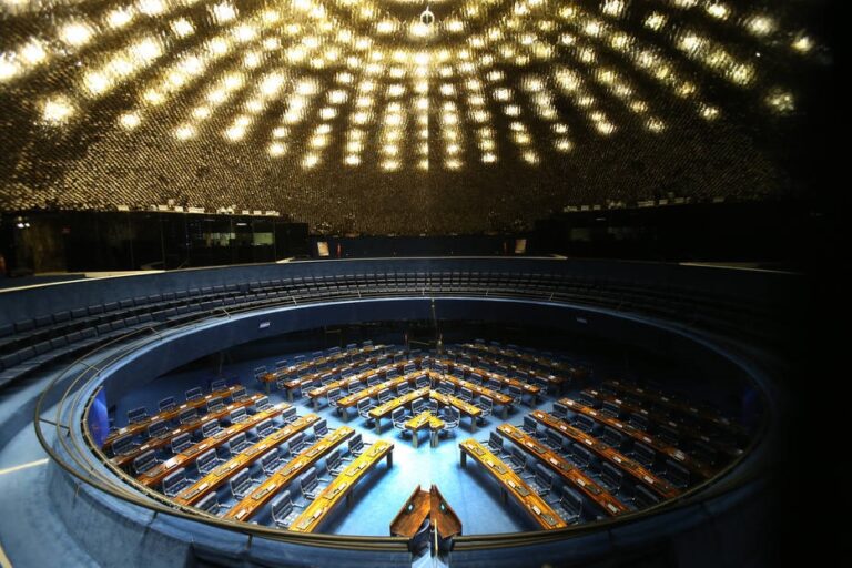 Senado aprova lei que prevê distribuição gratuita de absorventes a mulheres e estudantes em situação de vulnerabilidade