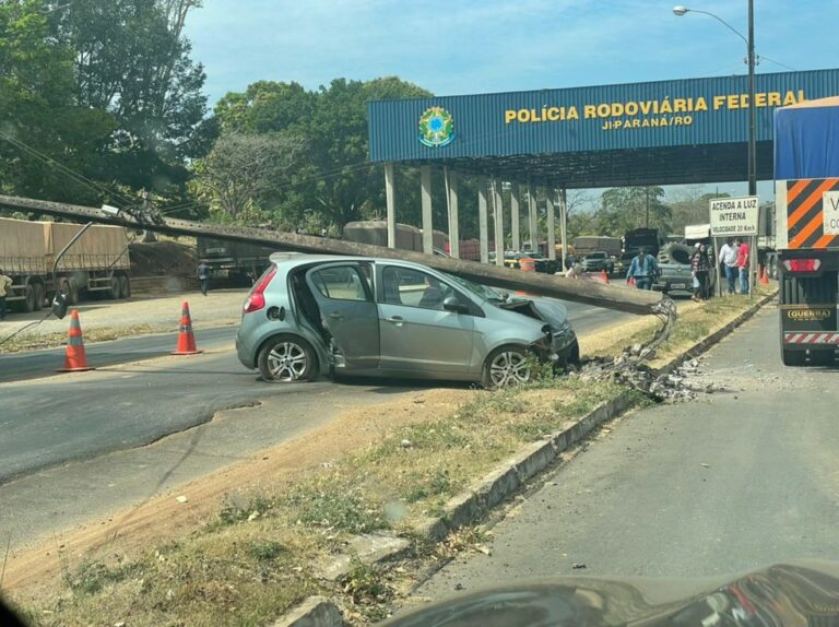 Motorista colide carro de frente com poste próximo a posto da PRF
