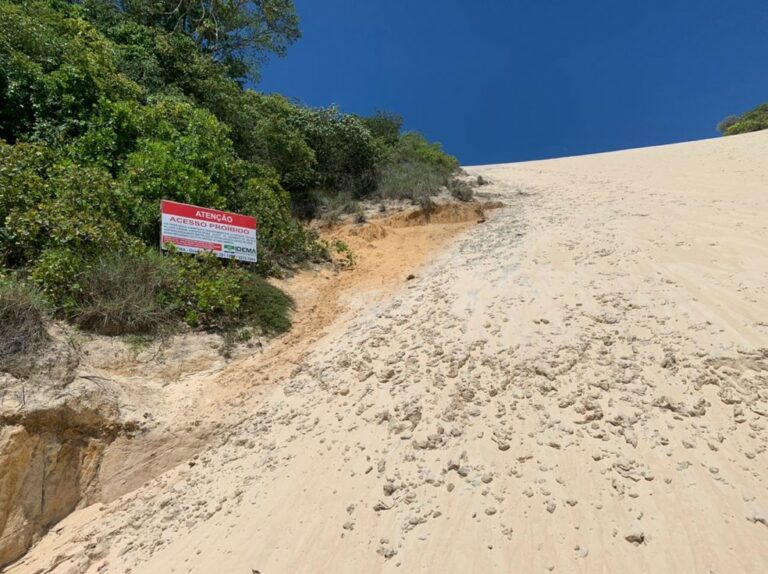 Ex-BBB e Cartolouco sobem área proibida do Morro do Careca em Natal