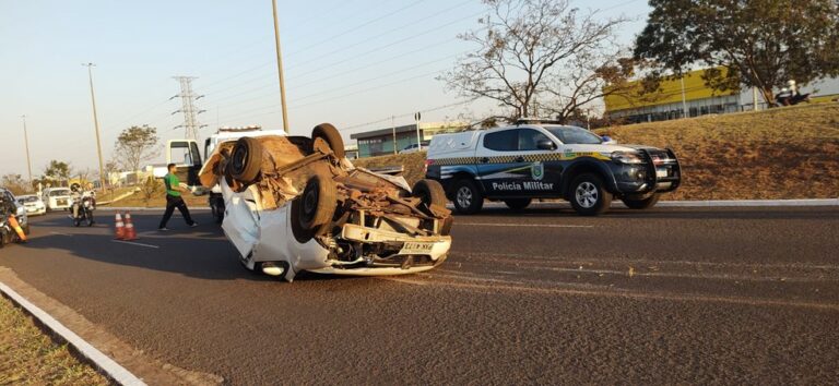 Adolescente rouba carro novo de motorista de aplicativo e destrói veículo
