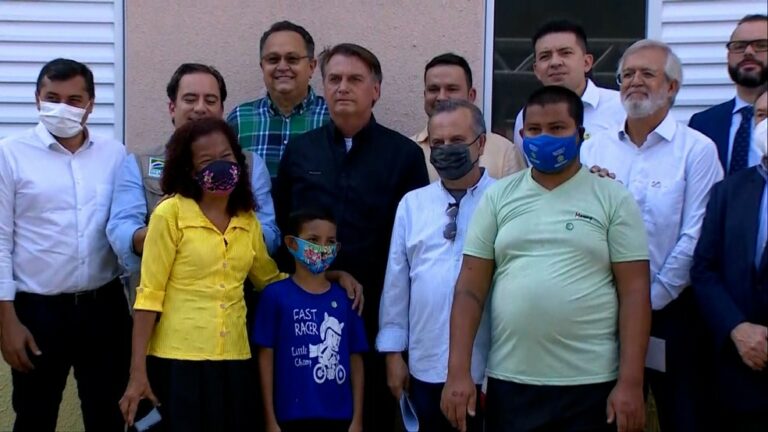 Bolsonaro visita Manaus para inaugurar conjunto residencial