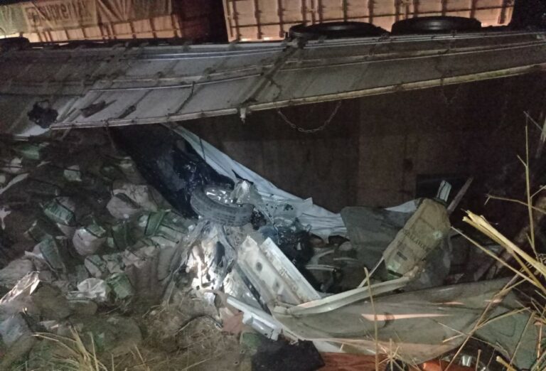 Mulher morre presa às ferragens após carro ser esmagado por carreta na BR-364