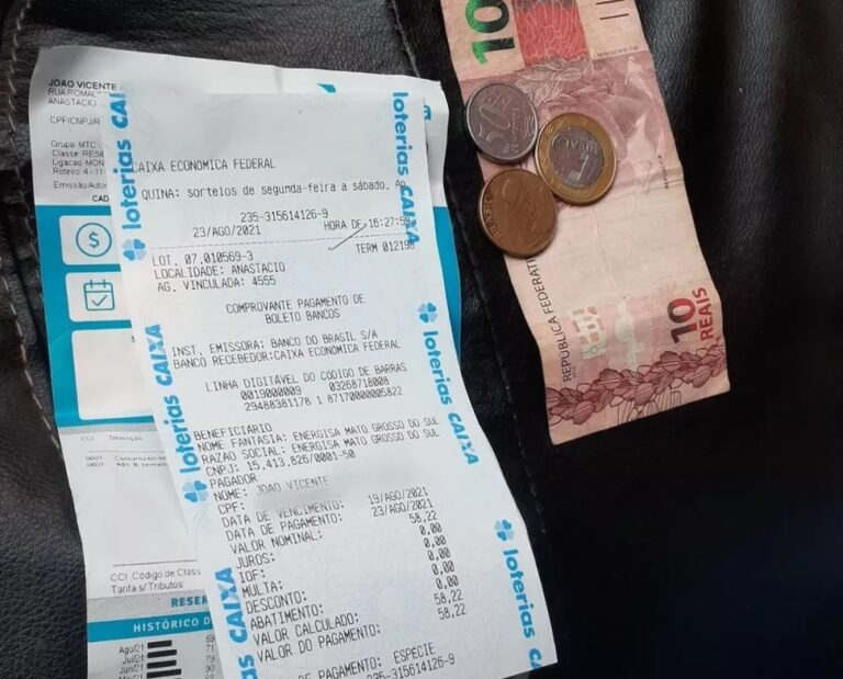 Taxista paga conta de energia após achá-la com o dinheiro na rua e devolve com troco para o dono