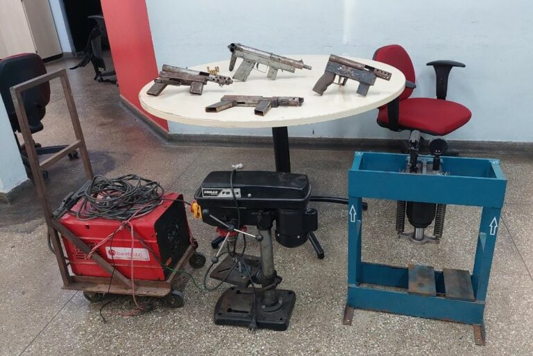 Dois homens são presos em laboratório de fabricação de armas caseiras em Manaus