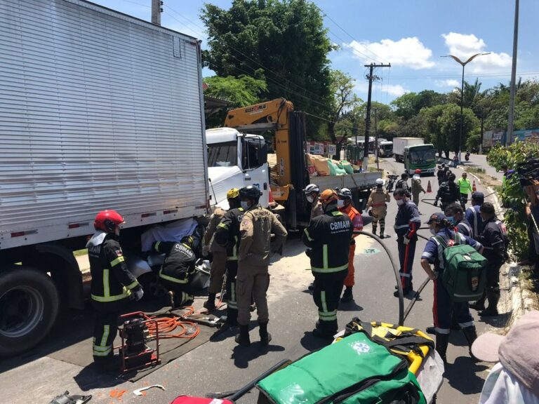 Carro é prensado entre dois caminhões e duas mulheres morrem