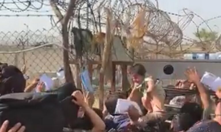 ‘Salve meu bebê’: Mães e pais entregam filhos a militares no aeroporto de Cabul