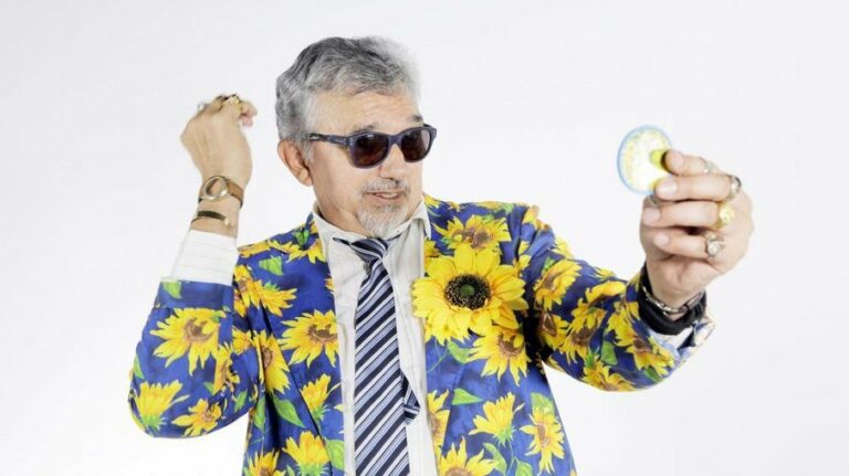 “Chifre é uma arma quente”, canta Falcão em música sobre Bolsonaro