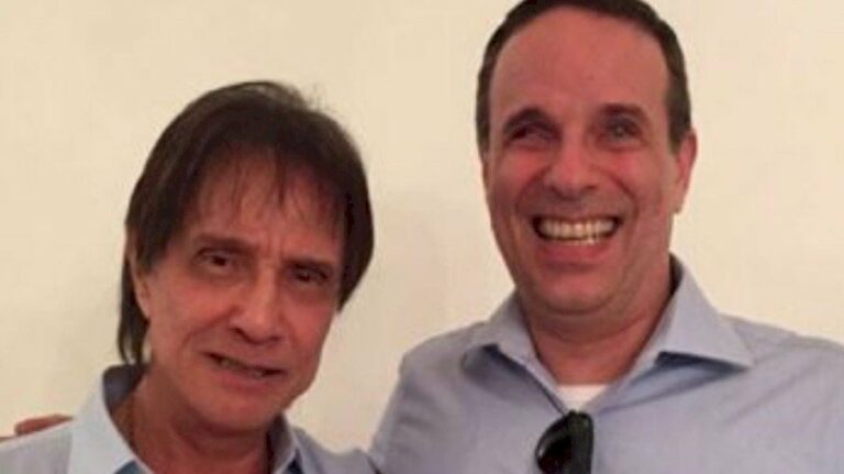 Roberto Carlos se reúne com família para missa de sétimo dia de Dudu Braga