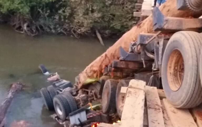 VÍDEO: Ponte desaba e motorista de caminhão morre afogado