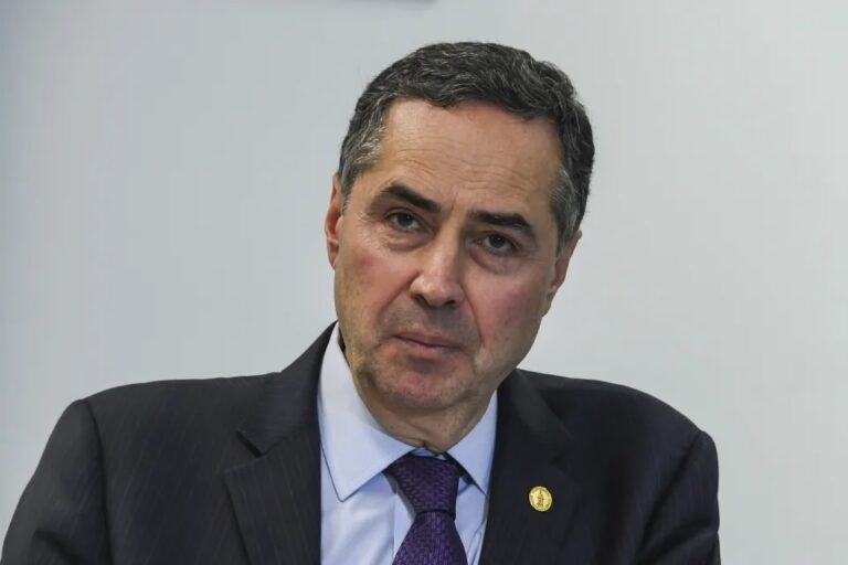 Barroso vai para a Rússia acompanhar eleições parlamentares, onde o voto é impresso