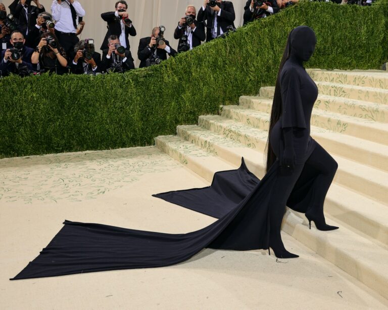 Qual o significado do look de Kim Kardashian no MET GALA 2021? Alex na Web revela tudo!