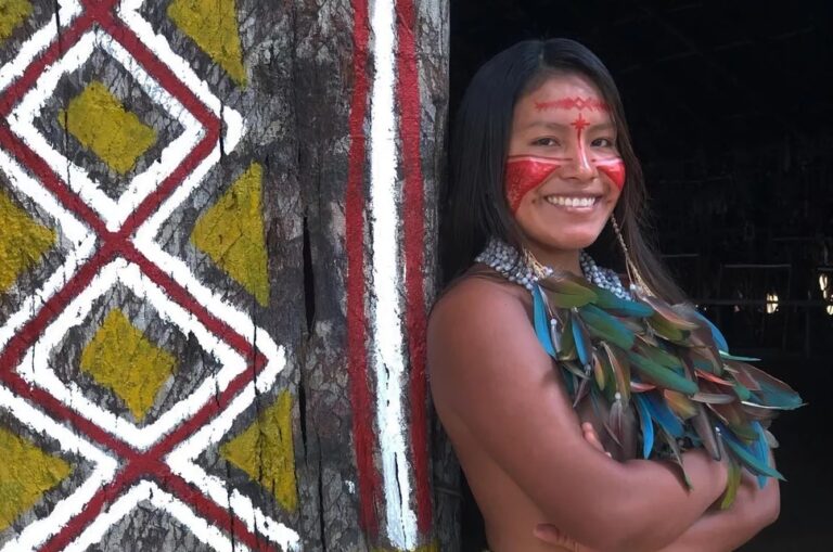 Garota indígena viraliza no TikTok ao mostrar rotina na aldeia