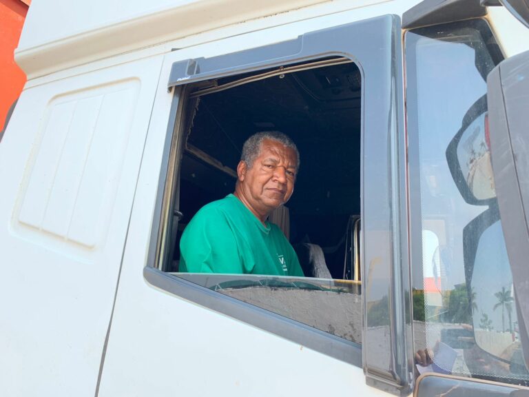 Em Rio Branco, caminhoneiros enfrentam condições desumanas para entregar mercadorias no Atacadão