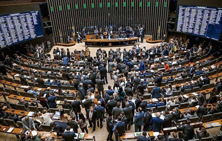 Câmara aprova volta da quarentena para juízes e militares disputarem eleições