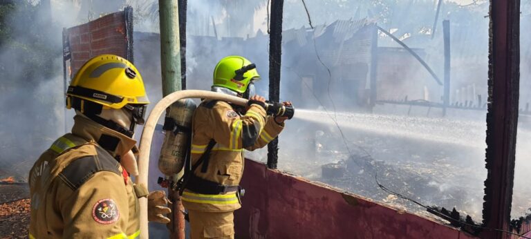Em mutirão, populares tentam conter chamas em residência na Capital, mas incêndio consome tudo; veja imagens