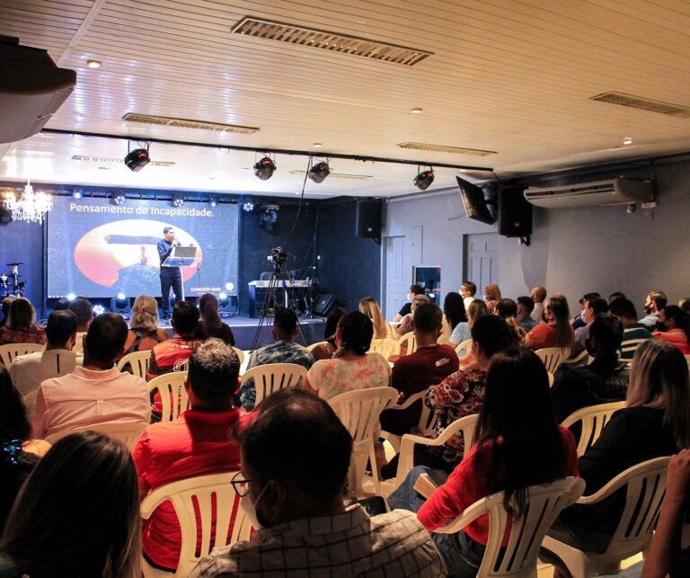 Igreja em Rio Branco realiza bazar com roupas a partir de R$ 2 para comprar terreno e construir templo