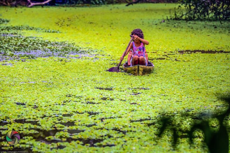 Crianças em canoa no Rio Croa