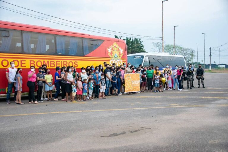 Crianças em tratamento de câncer do Unacon são levadas para assistir espetáculo em circo no AC