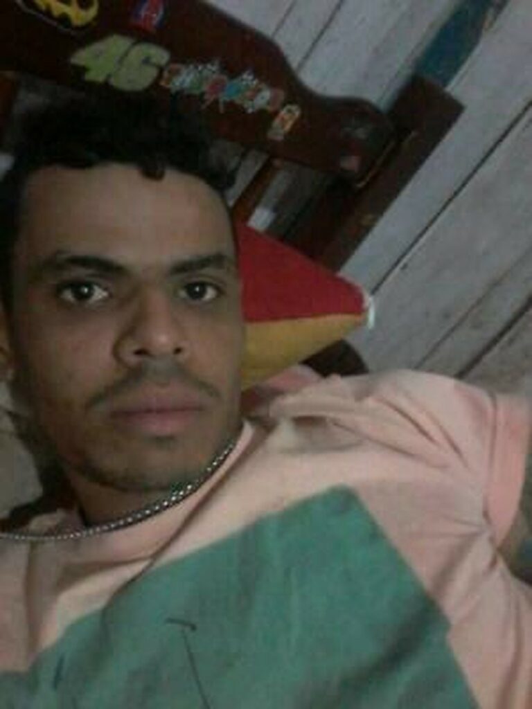 Ciclista é morto com tiros à queima-roupa quando seguia para casa; câmeras de segurança registram momento