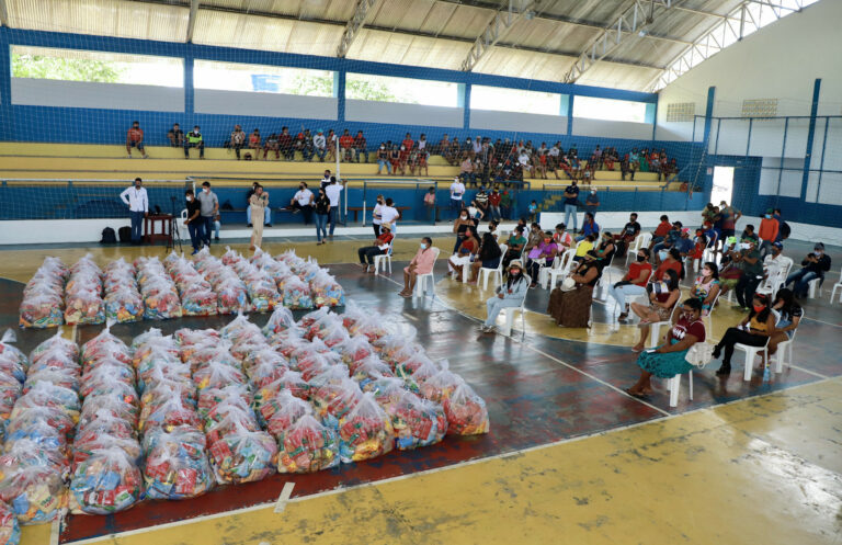 Governo do Estado entrega 620 cestas básicas para indígenas de Feijó