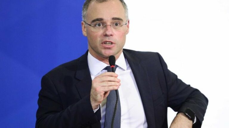 Evangélicos pressionam Bolsonaro e Pacheco por indicação de Mendonça ao STF