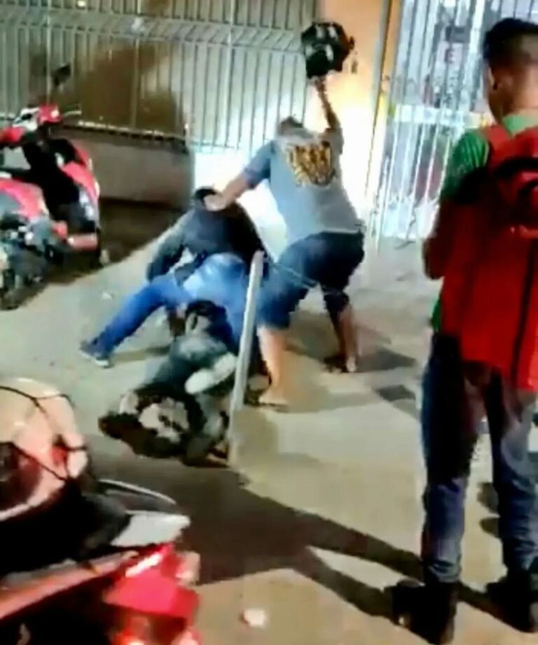 Fora de si, homem esfaqueia motociclista e é linchado por populares em Rio Branco; imagens fortes