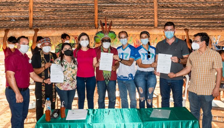 Prefeito assina ordem de serviço para construção de Centro de Convivência Indígena