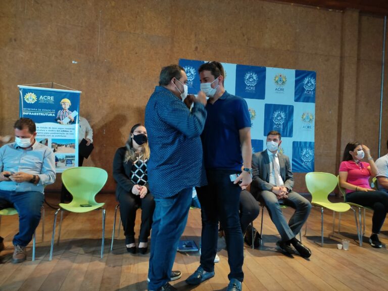 Após tensão, Mazinho elogia Gladson em evento, rasga declarações a Cirleudo e surpreende: “Feliz de estar aqui”