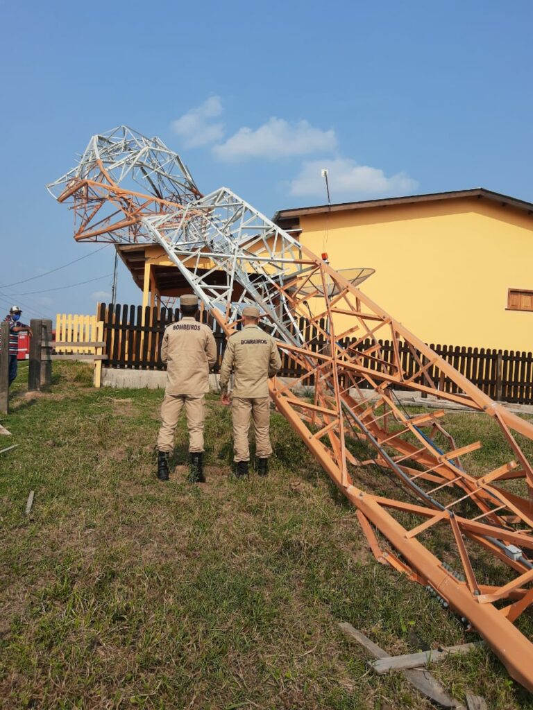 Após temporal, Bombeiros registram queda de árvores e torre de comunicação na região de Sena