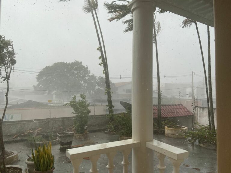 Acompanhado de forte ventania, temporal atinge Rio Branco nesta tarde de quinta-feira; fotos e vídeos